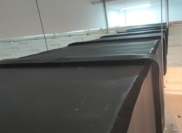 通風(fēng)管道橡塑海綿保溫施工.jpg 通風(fēng)管道橡塑海綿保溫施工.jpg